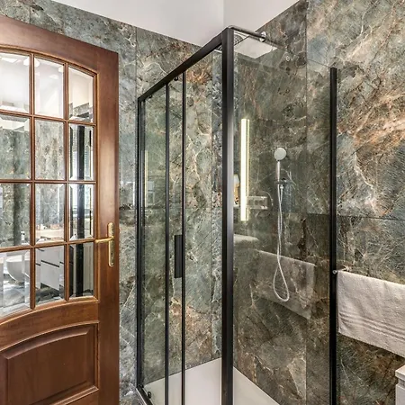 Vatican Roumanis Luxury